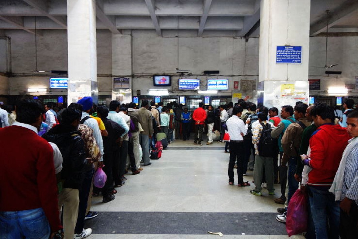 अनारक्षित जनरल तिकीट बुकिंगसाठी रेल्वेने UTS On Mobile सुरू केले आहे.