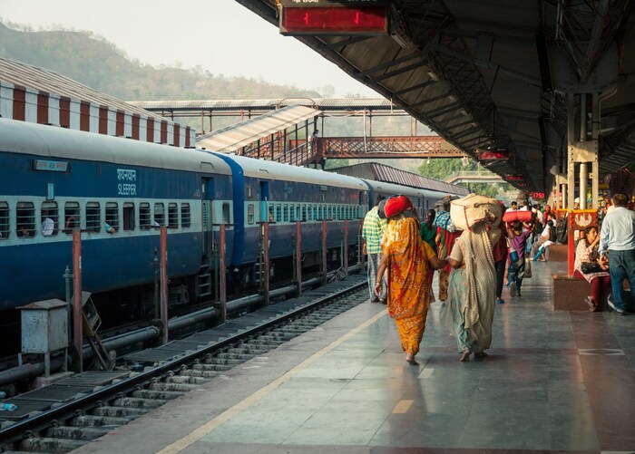 यामध्ये तुम्ही तुमच्या आवडत्या रेस्टॉरंटमधून जेवण ऑर्डर करू शकता. म्हणजेच त्यात रेस्टॉरंटचा पर्याय देण्यात आला आहे. सध्या IRCTC दररोज 50000 जेवण ई-कॅटरिंगद्वारे पुरवत आहे.