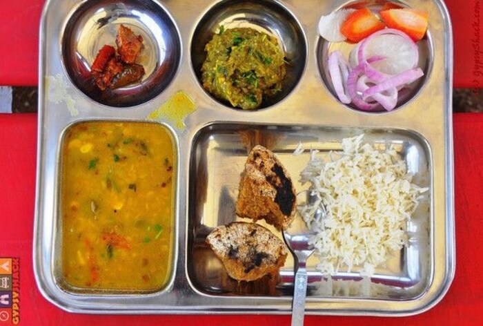 आतापर्यंत ई-कॅटरिंगद्वारे ट्रेनमध्ये खाद्यपदार्थ बुक केले जाऊ शकत होते. त्यात फक्त बुक करण्याची सोय होती, ती वन-वे होती, म्हणजे पर्याय नव्हता किंवा एखादी सूचना द्यायची असेल तर त्यासाठीही व्यवस्था नव्हती.