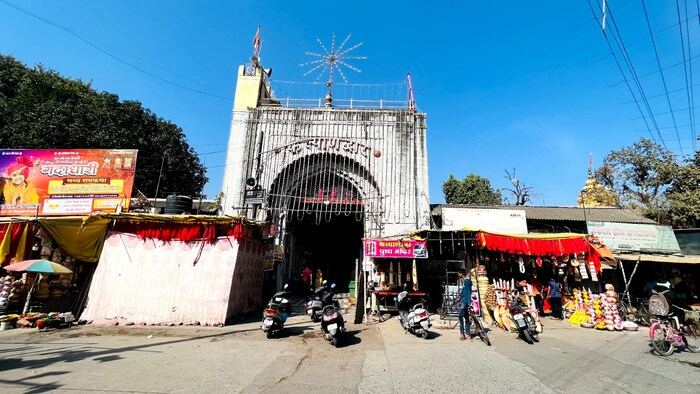 नागपुरातील महाल भागात असलेले प्रख्यात कल्याणेश्वर सर्व नागपूरकरांच्या श्रद्धास्थान आहे. नागपूरकर भोसल्यांच्या कार्यकाळात या मंदिराला वैभव प्राप्त झाले आहे.