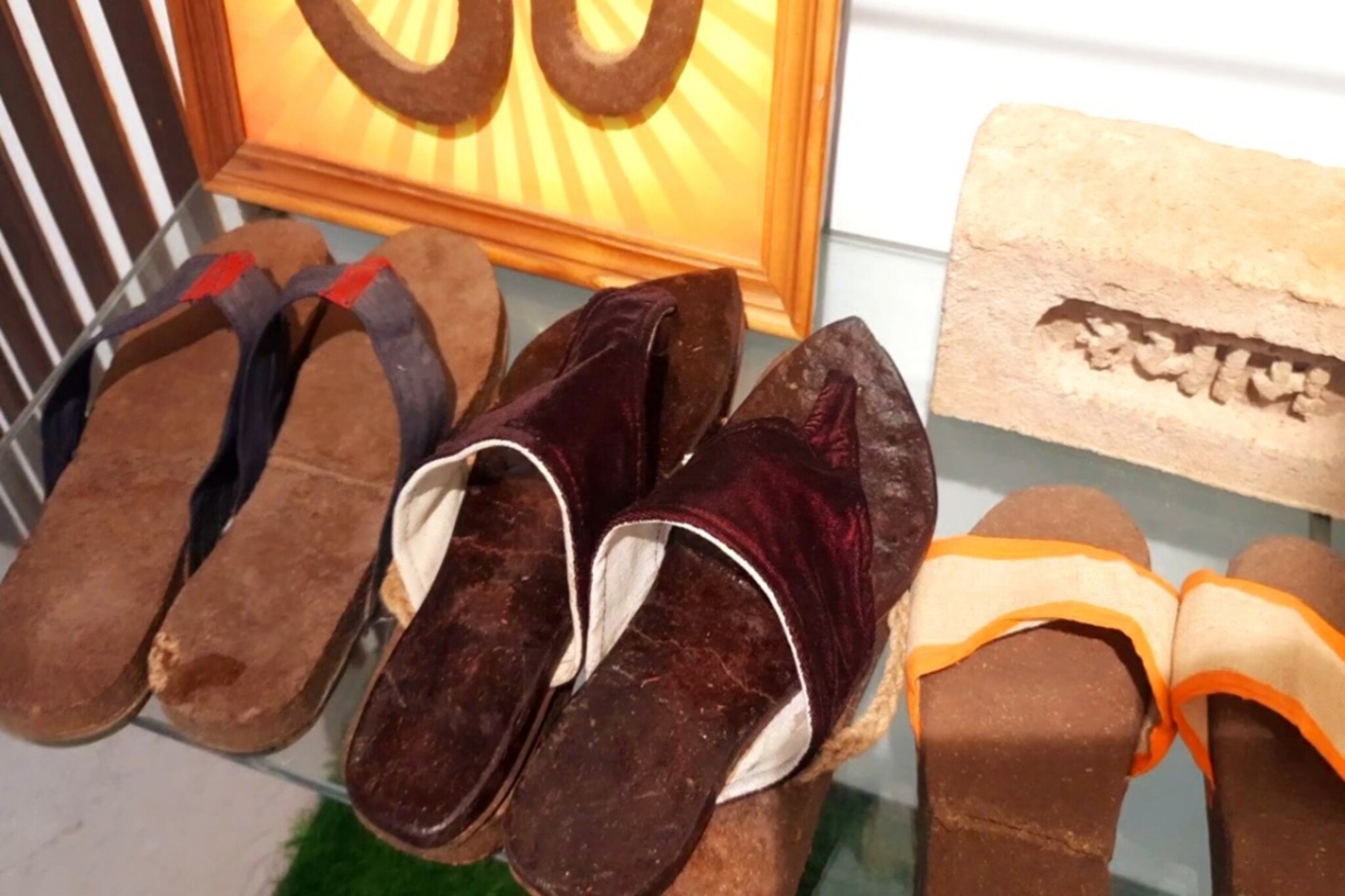 गायीच्या शेणापासून बनवली चक्क कोल्हापुरी चप्पल! पाहा Photos