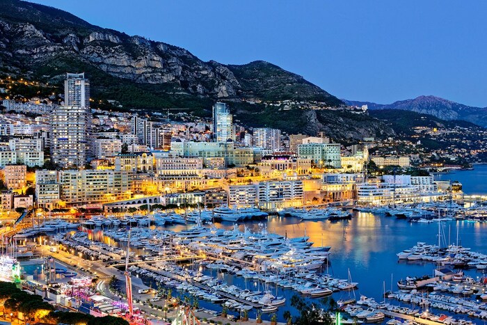 या यादीत दुसरा देश मोनॅको (Monaco)आहे. हा जगातील दुसरा सर्वात लहान देश आहे. येथे फक्त 31 हजार लोक राहतात. फ्रेंच सैन्य इथल्या लोकांना सुरक्षा पुरवते.