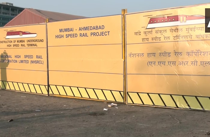  प्रकल्प व्यवस्थापक यूपी सिंह म्हणाले, 'आम्ही जमिनीच्या पातळीपासून सुमारे 24 मीटर खाली 6 प्लॅटफॉर्म तयार करणार आहोत. स्थानकांमध्ये तीन स्तर आहेत ज्यात प्रत्येक स्तरावर स्थानक सुविधा, प्रवासी सुविधा आणि प्लॅटफॉर्म यांचा समावेश आहे.