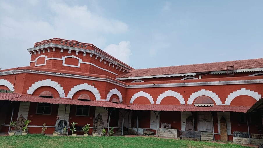 मध्यवर्ती संग्रहालय : महाराष्ट्रातील सर्वात जुने संग्रहालय म्हणून ओळख. विदर्भाच्या परिघात सापडलेल्या असंख्य पौराणिक आणि ऐतिहासिक वास्तूंचा अमूल्य ठेवा जवळून न्याहाळता येणारे हे मुख्य केंद्र.