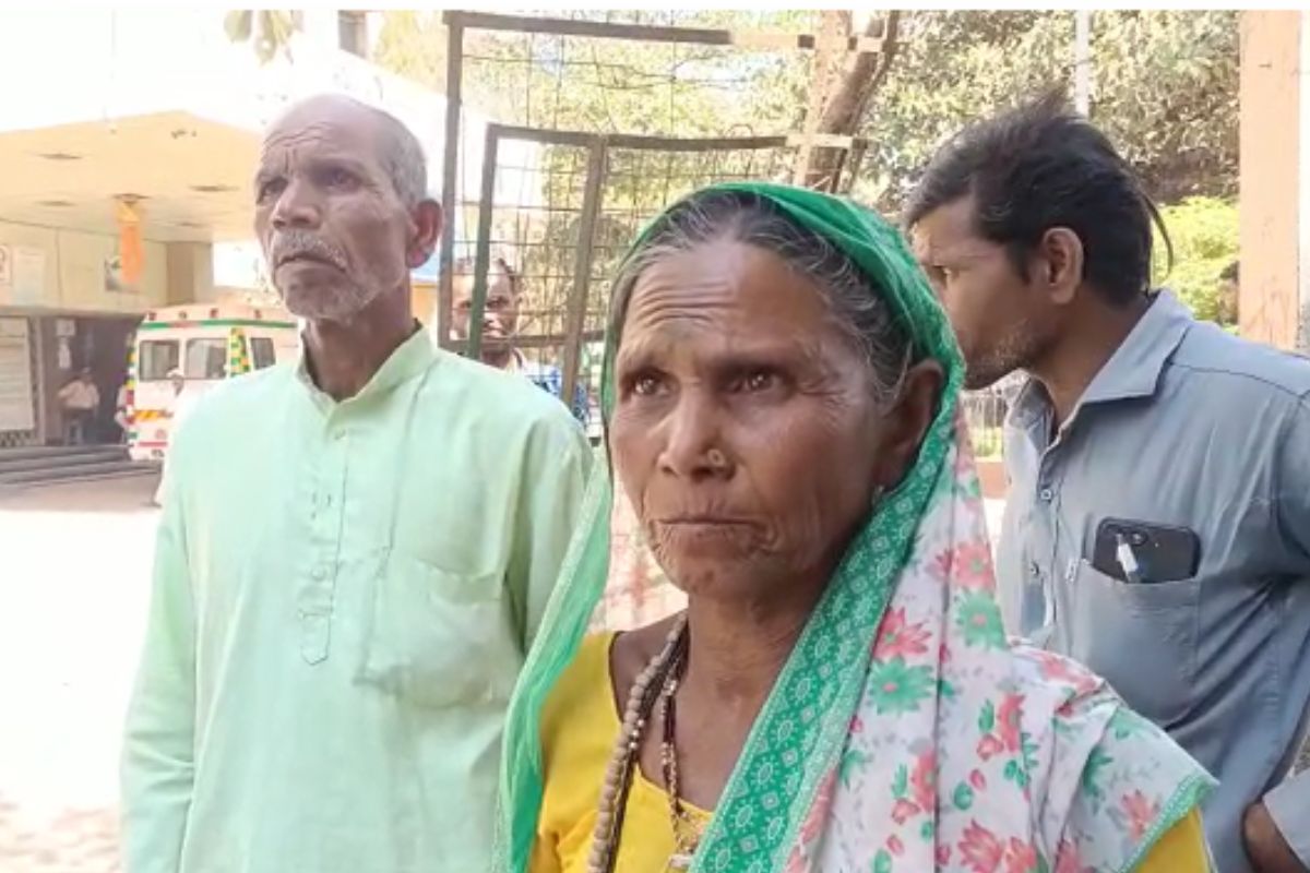 वृद्ध दाम्पत्याला मारहाण