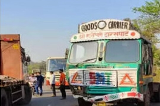 कार-ट्रकचा भीषण अपघात  