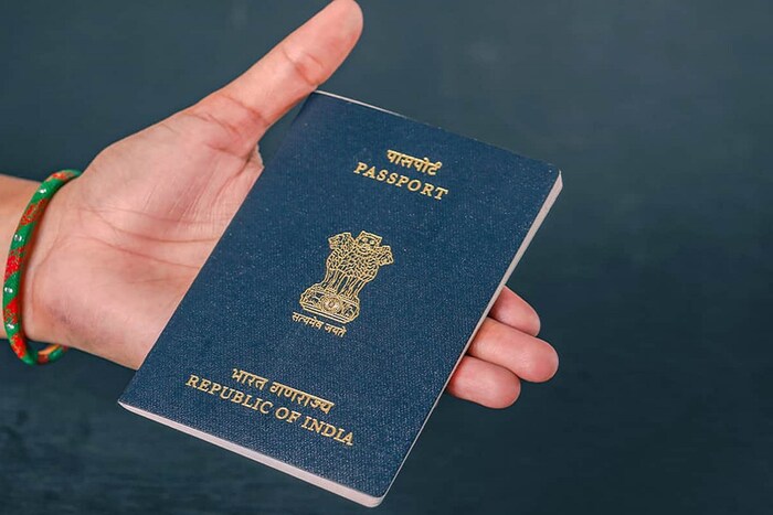 तुम्हाला पासपोर्ट काढायचा असेल तर तुम्हाला केंद्र सरकारच्या या अलर्टची माहिती असणे आवश्यक आहे. अन्यथा तुम्ही अडचणीत येऊ शकता. केंद्र सरकारने सोमवारी पासपोर्टशी संबंधित सेवा शोधणाऱ्या लोकांनी बनावट वेबसाइट्स किंवा मोबाइल अॅप्लिकेशनला बळी पडू नका, असा इशारा दिला आहे. सरकारी अलर्टमध्ये म्हटले आहे की, 'अनेक बनावट वेबसाइट आणि मोबाइल अॅप्स अर्जदारांकडून डेटा गोळा करत आहेत आणि प्रचंड पैसे आकारत असल्याचे अधिकाऱ्यांच्या निदर्शनास आले आहे.