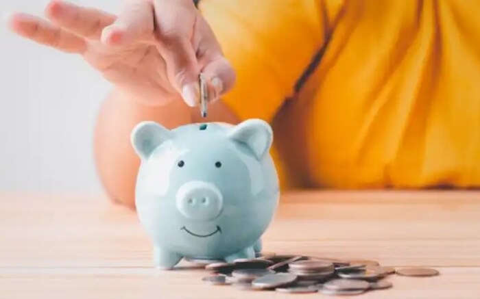  पोस्ट ऑफिसची जबरदस्त योजना : किसान विकास पत्र योजनेत, गुंतवणुकीची रक्कम केवळ 120 महिन्यांत म्हणजे 10 वर्षांत दुप्पट होते. 1 जानेवारी 2023 पासून, योजनेत दरवर्षी मिळणारा व्याजदर 7.2% पर्यंत वाढवण्यात आलाय. विशेष बाब म्हणजे या योजनेत गुंतवणूकदार दर महिन्याला 1000 रुपयांच्या गुंतवणुकीसह बचत सुरू करू शकतो. यामध्ये गुंतवणुकीची कमाल मर्यादा नाही, परंतु किमान 1000 रुपये गुंतवावे लागतील. 