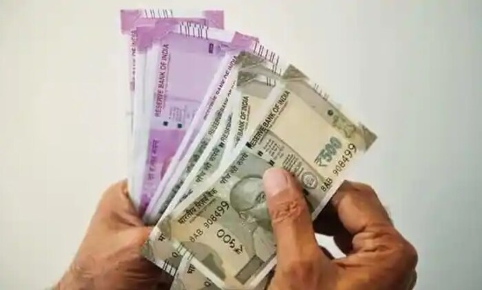 यासाठी बँका इनकम टॅक्स रिटर्न आणि लेटेस्ट इनकम प्रूफ चेक करण्याची मागणी करू शकतात. हे कर्ज मुख्यतः त्या बँकांमधून मिळते जिथे तुमचे खाते आहे. तसेच ज्यात तुमचा जास्त फंड जमा आहे. अशा परिस्थितीत बँकेला कोलेट्रल सिक्योरिटीची चिंता करण्याची गरज नाही.