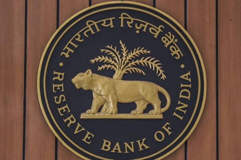 RBI ने एका मोठ्या खाजगी बँकेवर कारवाई केली. RBI ने RBL बँकेला नियमांचे उल्लंघन केल्याबद्दल दंड ठोठावला आहे. 