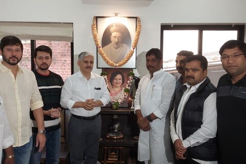 काँग्रेसचे उमेदवार रवींद्र धंगेकर यांनी टिळक वाड्याला भेट देऊन गणपतीचं दर्शन घेतलं. तसेच त्यांनी मुक्ता टिळक यांच्या फोटोला देखील अभिवादन केलं. 