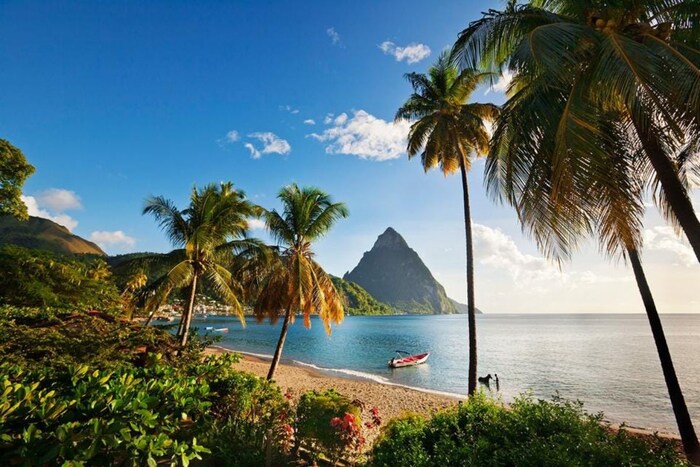 सेंट लुसिया (ST.lucia)हे देखील एक बेट राज्य आहे. हे वेस्ट इंडिजचे आहे आणि राष्ट्रकुल राष्ट्रांचे सदस्य आहे. या देशाकडे स्वतःचे कोणतेही लष्करी बळ नाही. हा देश नौदल युनिटद्वारेच स्वतःचे संरक्षण करतो.