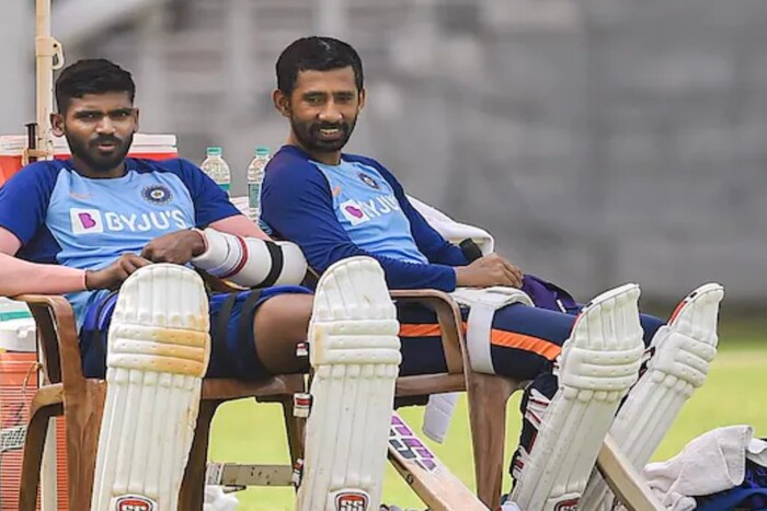रोहित शर्माला मॅचपूर्वी वॉर्मअप दरम्या फुटबॉल खेळताना दुखापत झाली आणि त्याला टीममधून बाहेर व्हावं लागलं. रोहितच्या जागी वृद्धीमान साहाला पदार्पण करण्याची संधी मिळाली. (फोटो PTI)