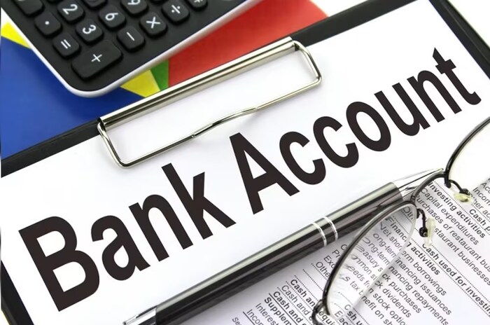 साधारणपणे, नोकरदार लोकांचे सॅलरी अकाउंट EPFO, इंश्योरेंस, इन्कम टॅक्स डिपार्टमेंट आणि इतर सरकारी सेविंग स्किमशी जोडलेले असते. असे खाते बंद करण्यापूर्वी, या सर्व सेवा आणि योजना नवीन बँक खात्यासह अपडेट करा.
