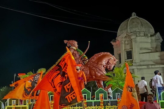 Shiv Jayanti 2023 : सोलापूरकरांचा राजांना मुजरा, पाळणा कार्यक्रमात अवतरला शिवकाळ! Video