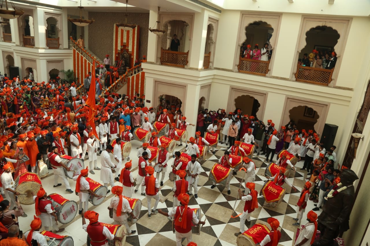 ढोल ताशांच्या गजराने सदनाचे वातावरण दुमदुमले. सोबतीला छत्रपती शिवाजी महाराजांच्या घोषणेने वातावरण निनादले. नाशिक येथील वादकांच्या ढोल पथकात सहभागी तरुणाईंचा उत्साह व सादरीकरणाने उपस्थितांची मने जिंकली. या वाद्यवृदांच्या सादरीकरणाने उपस्थितांनी ठेका धरला.