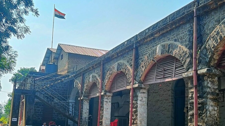 सीताबर्डी किल्ला : नागपूर शहराच्या मध्यवर्ती भागात एका टेकडीवर छोटेखानी मात्र भक्कम बांधणीचा किल्ला आहे. नागपूरकर भोसले आणि ब्रिटिशांमधील एका निर्णायक लढाईच्या स्मृती आजही या किल्ल्याने जपल्या आहेत.