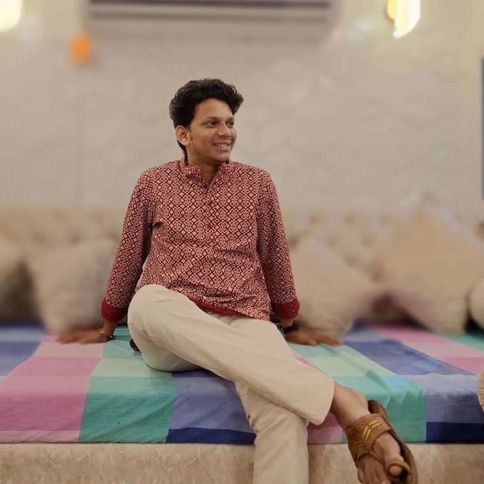 बाकी आम्ही चांगले मित्र आहोत आणि कायमच मित्र राहणार मग कितीही बातम्या होऊदेत. असं म्हणत निखिलने स्नेहल आणि आपण फक्त मित्र असल्याचं स्पष्ट केलं आहे. 