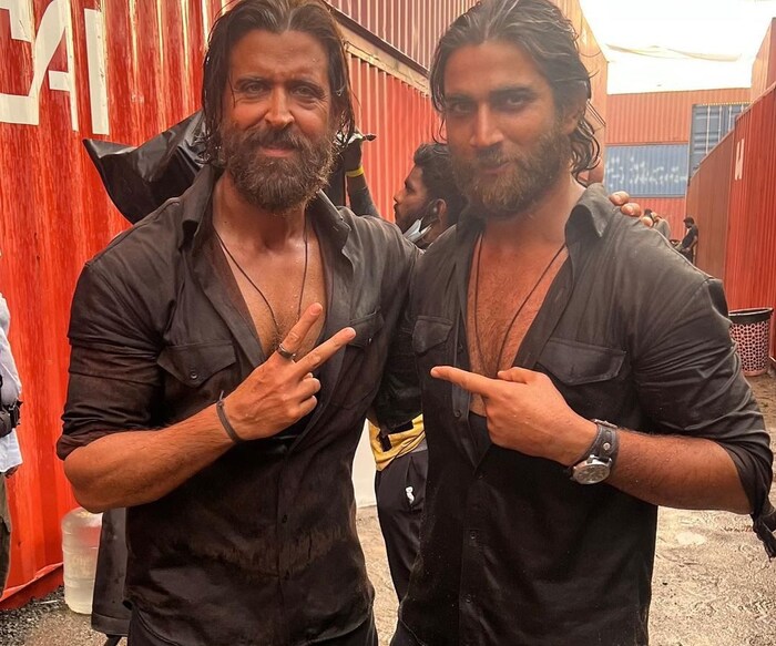 हृतिक रोशन स्टंटमॅन मन्सूर अली खानसोबत दिसत आहे.  मन्सूर अली खान आणि हृतिक रोशनचा हा फोटो 'विक्रम वेधा' चित्रपटाच्या सेटवरील आहे. 