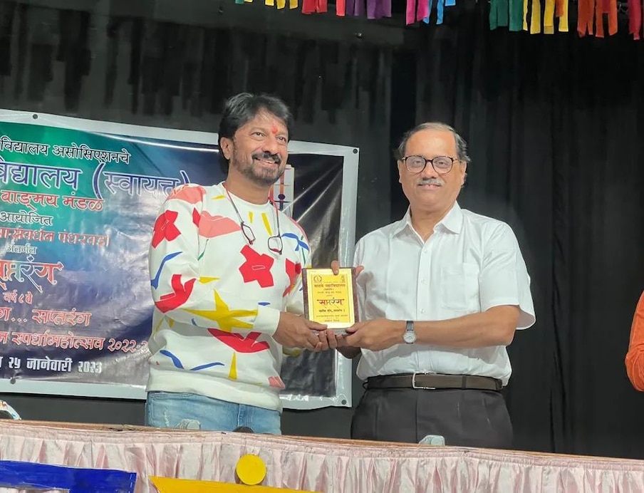 इंस्टाग्रामवर त्यांनी पोस्ट शेअर करत लिहलंय, ''वास्तव' हे हाय की, आता 'कॅमेरा' माझी आन् मी कॅमेर्‍याची पाठ सोडत नसतोय. मी येतोय भावांनो... लवकरच... एका नादखुळा भुमिकेत... वुईथ 'द महेश मांजरेकर' ! अपनी कुर्सी की पेटी बांध लीजिए.. मौसम बिगड़ने वाला है... 