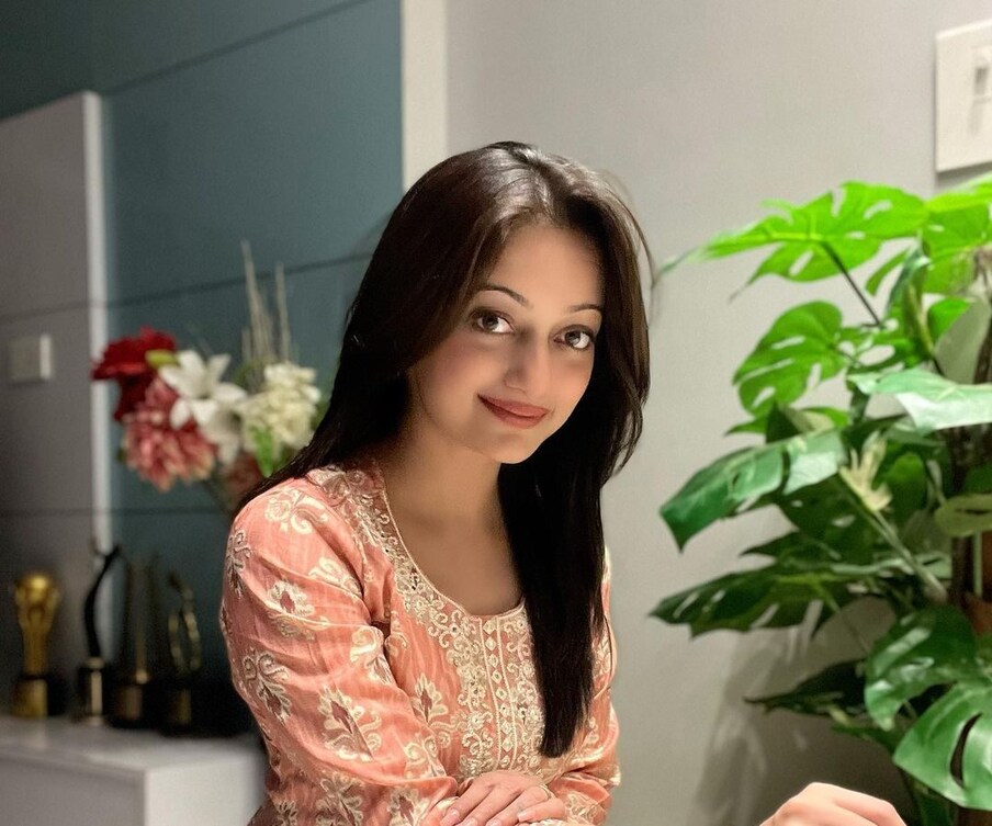  मानसी नाईक ही लवकरच हिंदी सिनेसृष्टीत पदार्पण करणार आहे. तिने तिच्या आगामी चित्रपटाचे पोस्टरही शेअर केले आहे.
