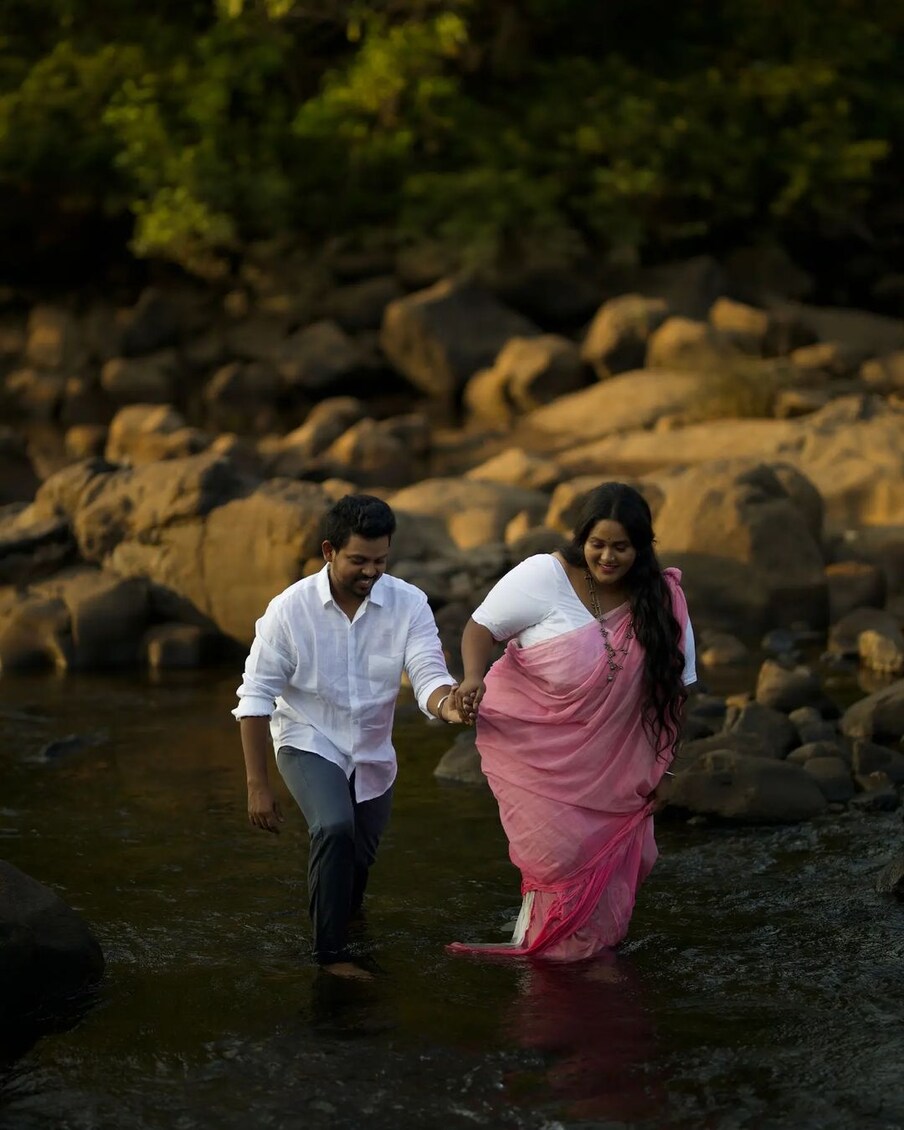 वनिता आणि सुमितच्या लग्नाची सगळीकडेच चर्चा होती. आता अखेर दोघे लग्नाच्या बंधनात अडकले आहेत. 