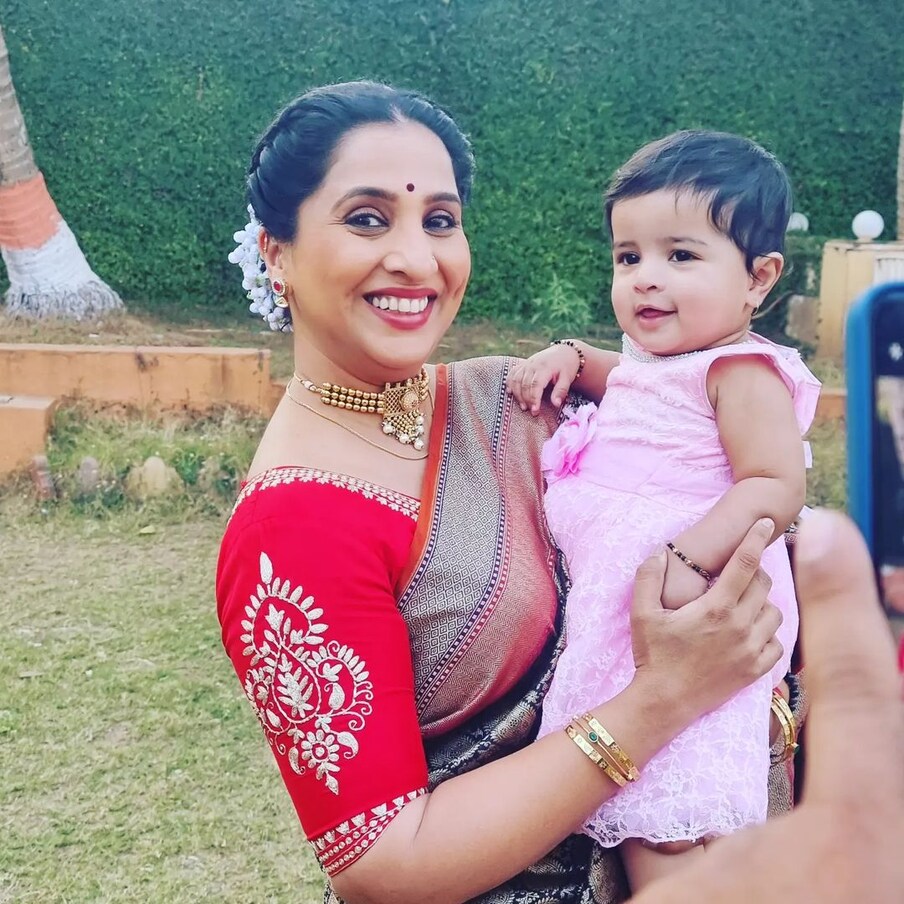 [object Object], नातीच्या बारश्याला अरुंधती खूप खुश होते. आपल्या लग्नाचा विषय निघणार हे तिला माहिती असतं.