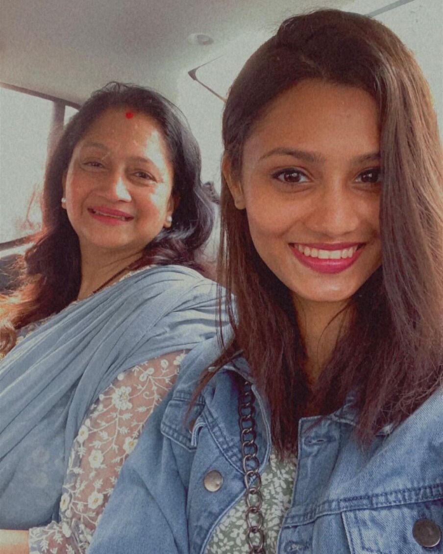 अलका यांची धाकटी मुलगी कस्तुरी परदेशात एमबीबीएस करतेय तिला डर्मिटोलॉजिस्ट बनायचं आहे.