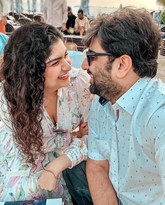  अंशुलासुद्धा सतत सोशल मीडियावर रोहनसोबतचे रोमँटिक फोटो शेअर करत असते. मात्र अद्याप तिने आपल्या नात्याची अधिकृत घोषणा केलेली नाहीय. 