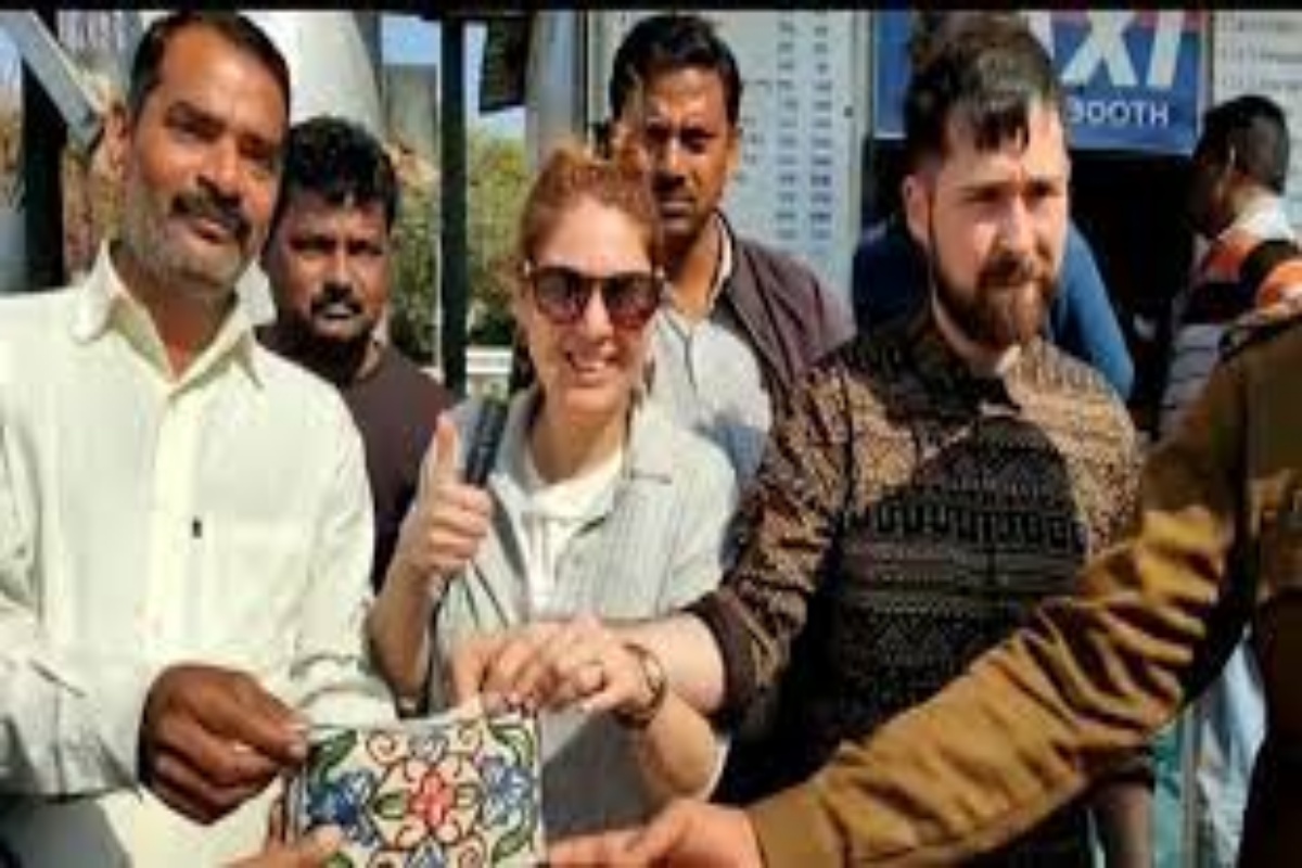 अतिथी देवो भव! परदेशी महिला पर्यटकानं मानले टॅक्सी चालकाचे आभार, कारणही आहे खास