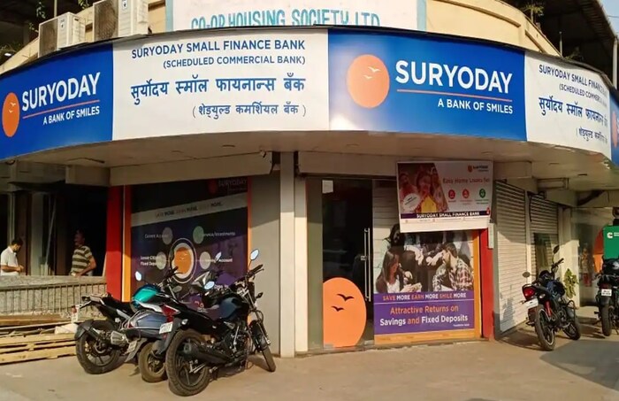  Suryoday Small Finance Bank : ही स्मॉल फायनान्स बँक ज्येष्ठ नागरिकांना 999 दिवसांच्या एफडीवर जास्तीत जास्त 8.76% परतावा देतेय. हे दर 21 डिसेंबर 2022 पासून लागू आहेत. 