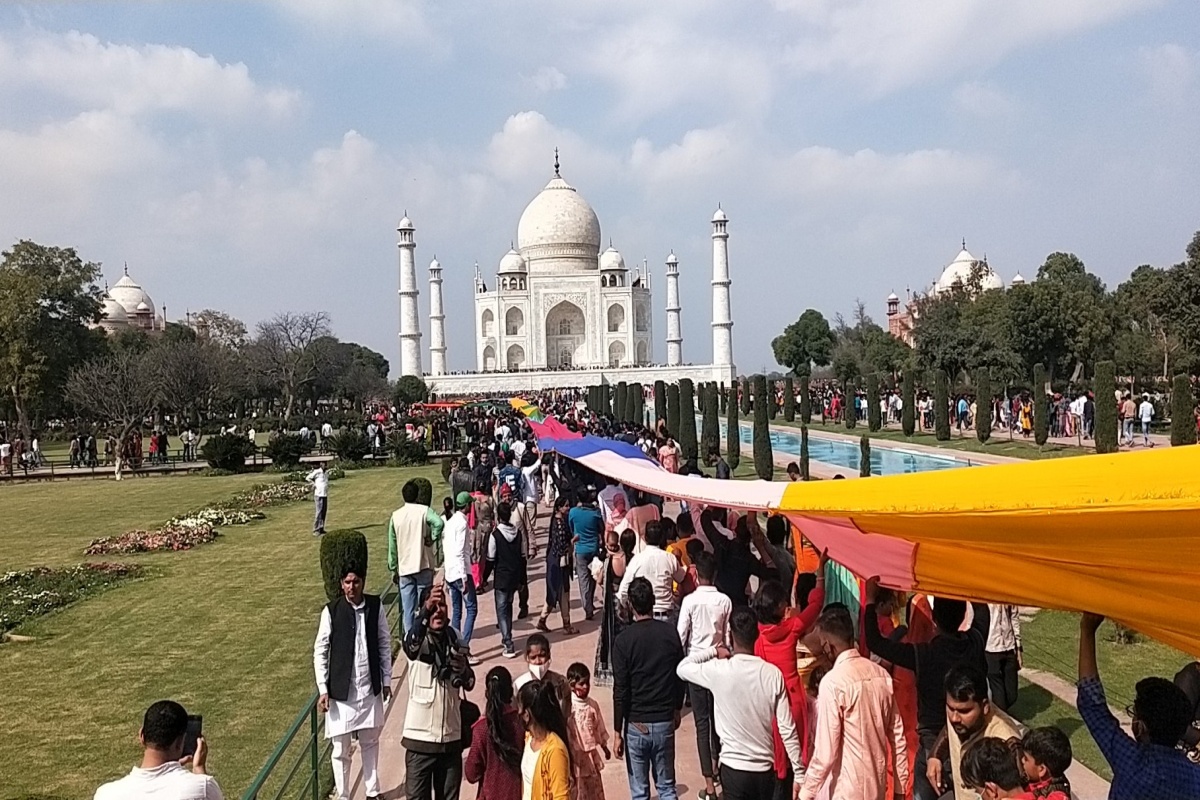 शहाजहानच्या कबरीवर चढवली जगातील सर्वांत लांबीची चादर, वाचा काय आहे खासियत