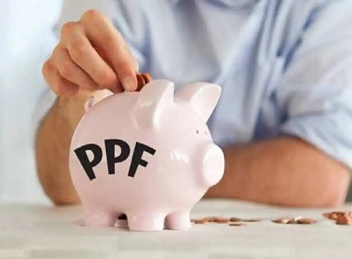 पब्लिक प्रोविडेंट फंड स्कीम (PPF): पब्लिक प्रोविडेंट फंड स्कीम ही देखील एक प्रकारची सरकारी योजना आहे. यामध्ये गुंतवणूक करून तुम्ही 15 वर्षांच्या कालावधीत उत्कृष्ट परताव्याचा लाभ घेऊ शकता. तुम्ही कोणत्याही सरकारी बँकेत किंवा पोस्ट ऑफिसमध्ये जाऊन तुमचे खाते उघडू शकता. या योजनेवर 7.10 टक्के व्याजदराचा लाभ उपलब्ध आहे. या योजनेत तुम्ही 500 ते 1.5 लाख रुपयांपर्यंत गुंतवणूक करू शकता. या योजनेत तुम्हाला आयकर कलम 80C अंतर्गत 1.5 लाख रुपयांच्या सूटचा लाभही मिळतो.