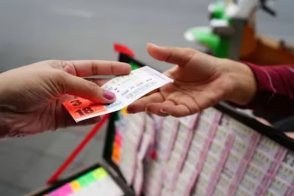 50 वर्ष दररोज खरेदी करत होता लॉटरीचं तिकिट; एक दिवस झोपेतून उठला अन् बसला आश्चर्याचा धक्का
