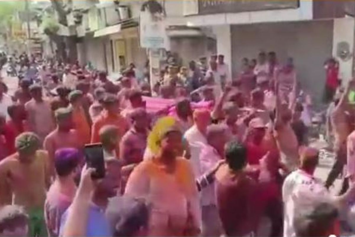 इथे अजब पद्धतीनं साजरी होते होळी; जिवंत लोकांची निघते अंत्ययात्रा, अन् मग 'अंत्यसंस्कार', खास आहे कारण