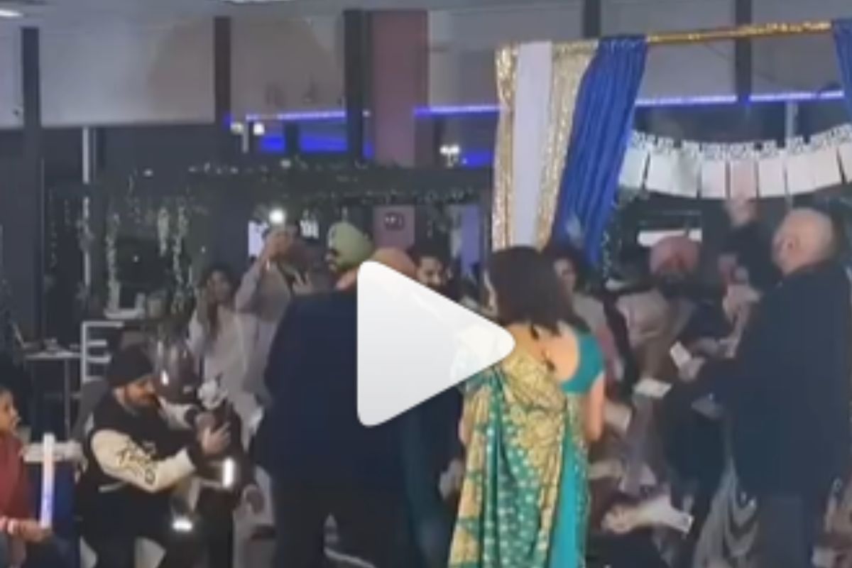 Video : फोटोची भारी हौस; फोटो काढायला गेली अन्.., महिलेसोबत जे घडलं ते पाहून हासू आवरणार नाही