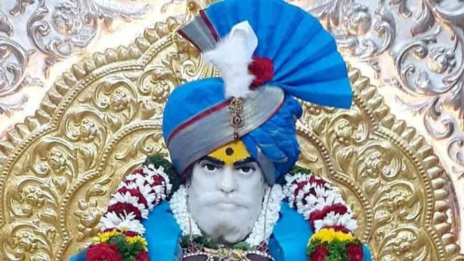 त्यांना दागिन्यांचा शौक होता मात्र ते दागिना अंगावर ठेवत नसत. ताबडतोब तो भक्तांना वाटून टाकत. त्यांच्या हाताच्या 10 ही बोटात रत्न जडित अंगठ्या असायच्या. 