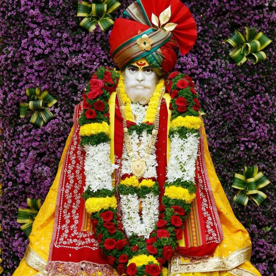 श्री शंकर महाराज योगीराज होते, याचा अनेकांनी अनेक प्रकारे प्रत्यय घेतला आहे. शंकर महाराज नेहमी म्हणत, ‘सिद्धीच्या मागे लागू नका!’