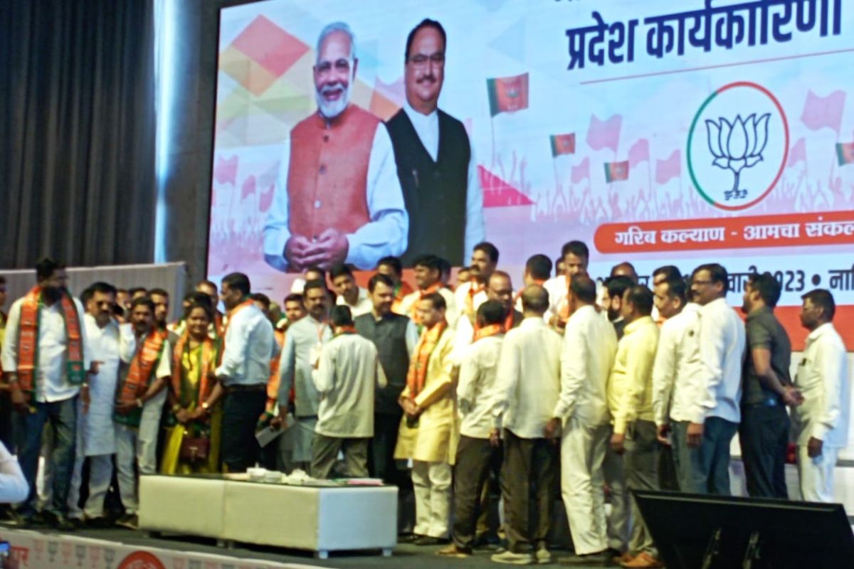 ठाण्यात राष्ट्रवादीला दुसरा मोठा धक्का; बड्या नेत्याचा शेकडो समर्थकांसह भाजपमध्ये प्रवेश