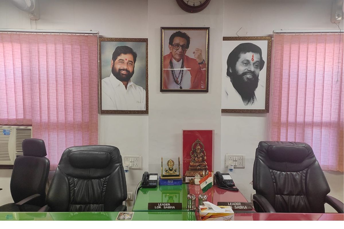 शिवसेना कार्यालयातून उद्धव ठाकरेंचा फोटो हटवला