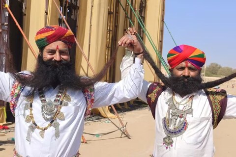 जैसलमेरच्या महोत्सवात तीन फूट लांब मिशी असलेली `ही` व्यक्ती चर्चेत