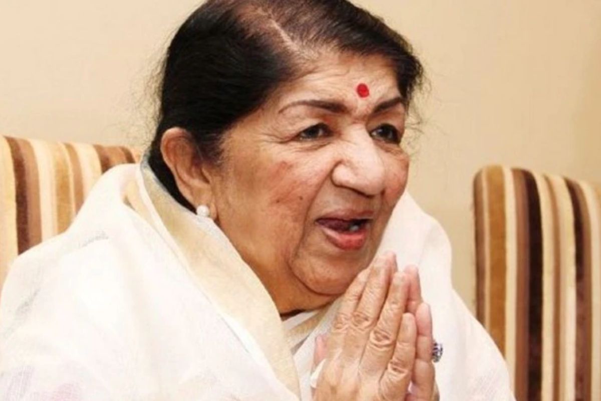 गेल्या 60 वर्षांहून अधिक काळ भारतीयांवर आपल्या मधुर आवाजाची मोहिनी घालणाऱ्या भारतरत्न गानकोकिळा लता मंगेशकर अर्थात सर्वांच्या लाडक्या लतादीदी यांची आज पुण्यतिथी. 