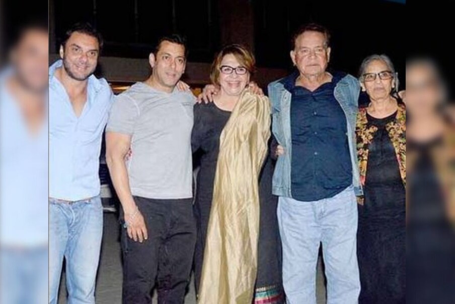  बॉलिवूड अभिनेता सलमान खानप्रमाणेच त्याचं संपूर्ण कुटुंब नेहमीच कोणत्या ना कोणत्या कारणाने चर्चेत असतं. 