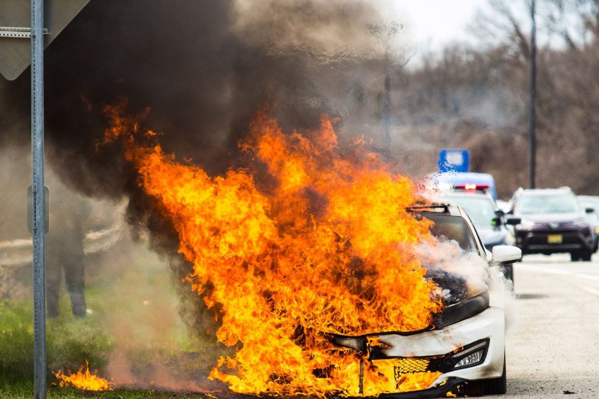 कारला आग, ड्रायव्हर बचावला. (प्रतीकात्मक फोटो/सौजन्य-Canva)