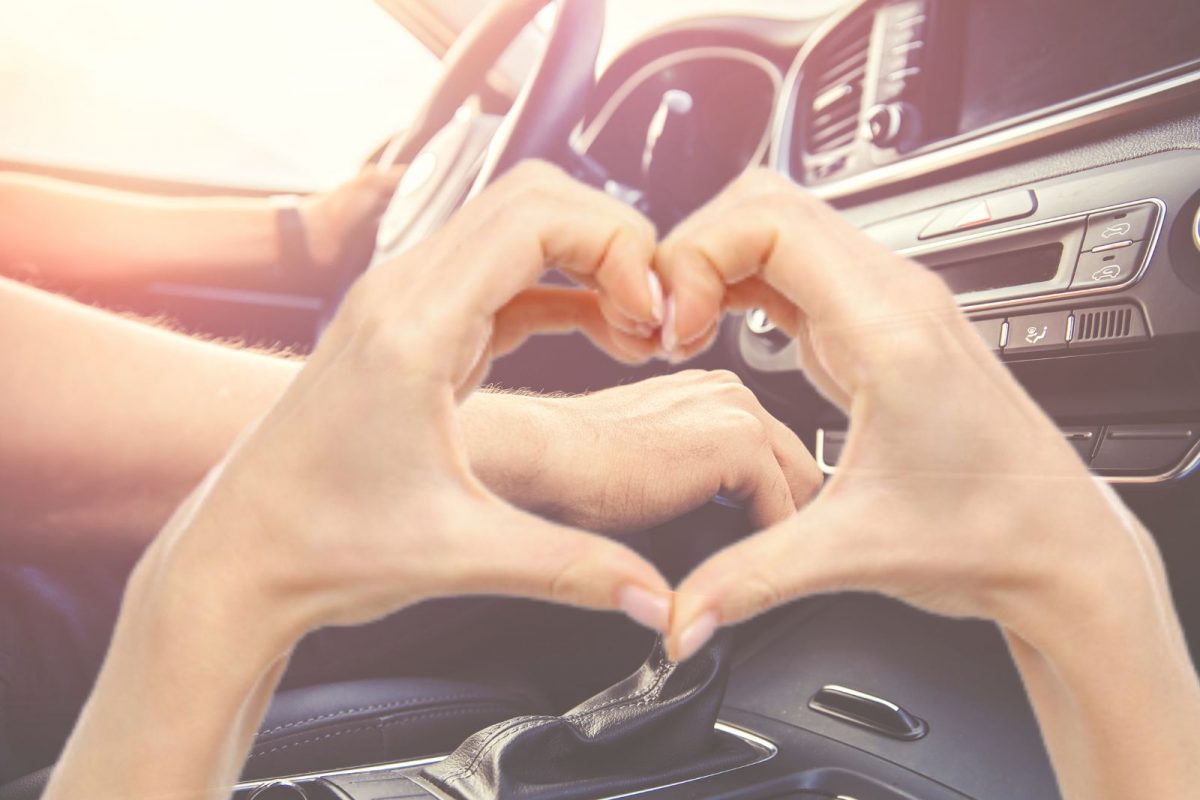 Love story : ड्रायव्हरने गिअर टाकताच तरुणीच्या काळजात धडधडलं; लग्न करून त्याला घरजावईच बनवलं