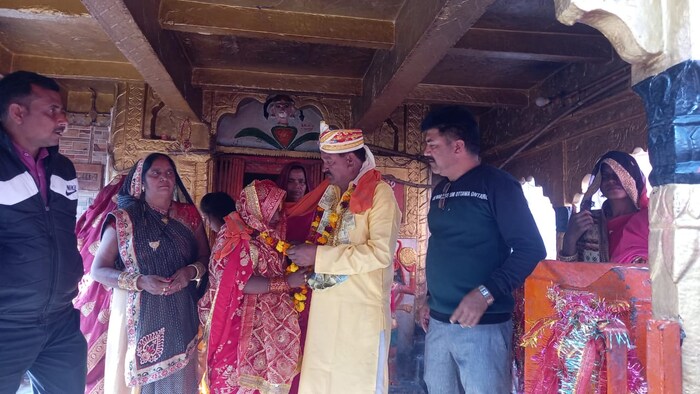 रामनगरी अयोध्येतील कामाख्या देवी मंदिरात नकछेद आणि नंदनी यांचं हिंदू परंपरेनुसार लग्न झालं. लग्नात त्यांचं कुटुंब आणि नातेवाईकही सहभागी झाले होते.