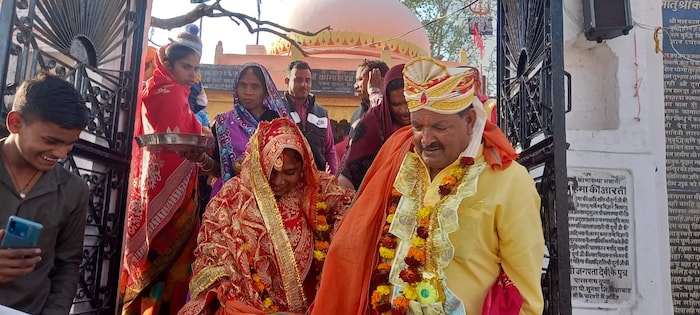 दरम्यान इतक्या वयस्कर व्यक्तीशी लग्न करूनही आपण खूप आनंदी असल्याचं नंदनी म्हणाली.