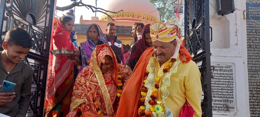 दरम्यान इतक्या वयस्कर व्यक्तीशी लग्न करूनही आपण खूप आनंदी असल्याचं नंदनी म्हणाली.