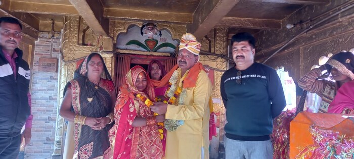 उत्तर प्रदेशच्या बाराबंकी जिल्ह्यातील पुरे चौधरी गावातील 65 वर्षांच्या वृद्धाने 23 वर्षीय तरुणीसोबत लग्नगाठ बांधली आहे.