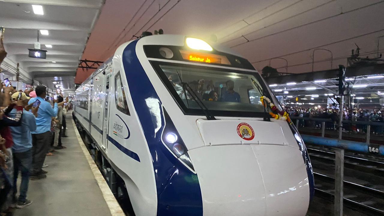  मुंबई-सोलापूर <a href="https://lokmat.news18.com/tag/vande-bharat-express/" target="_blank">वंदे भारत एक्स्प्रेस </a>शुक्रवारपासून (10 फेब्रुवारीपासून) सुरू झाली. या रेल्वेत प्रवाशांच्या सोयीसाठी अनेक आधुनिक सोयी उपलब्ध आहेत.